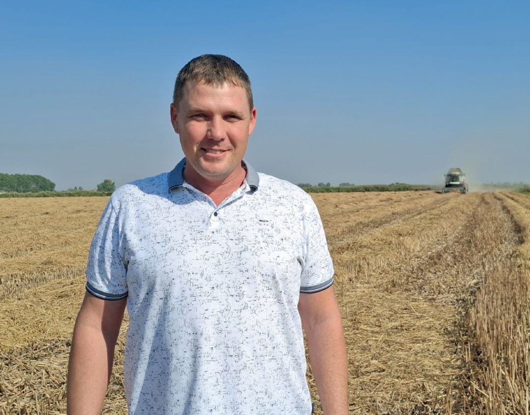 Д. В. Семакин на поле во время уборки риса