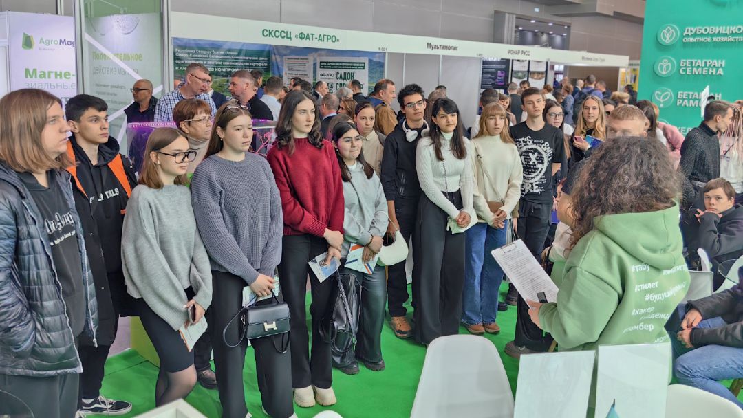 Экскурсия для школьников на стенде «Августа»