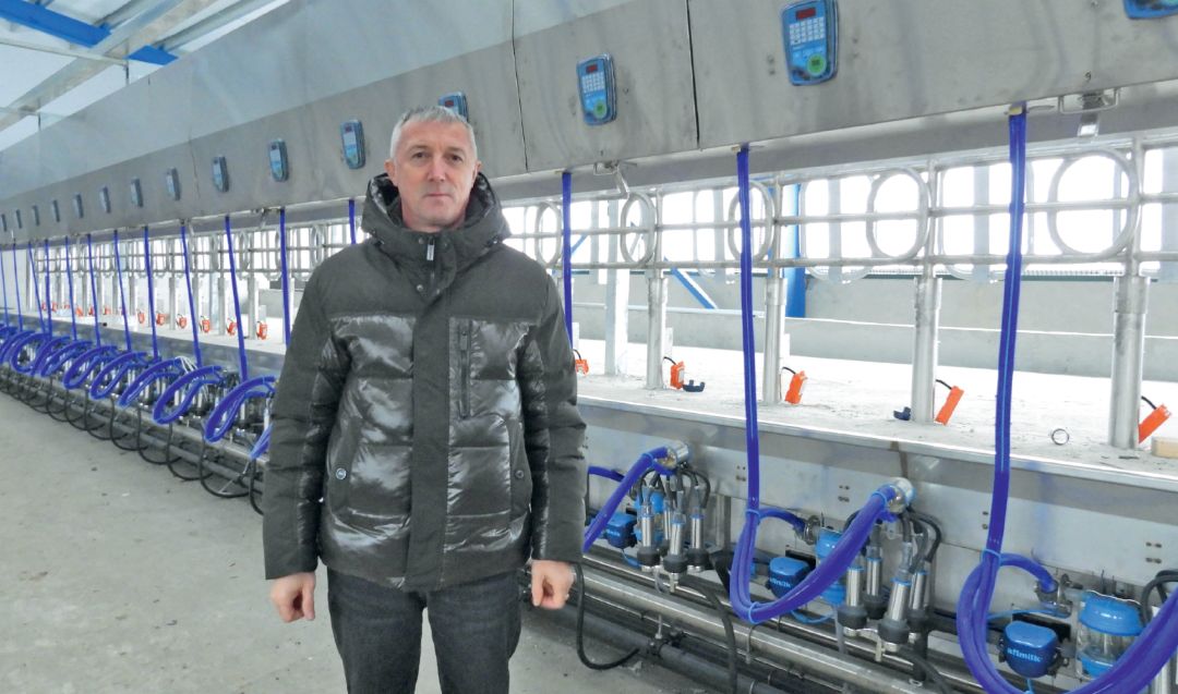 О. В. Якимов в доильном зале нового животноводческого комплекса