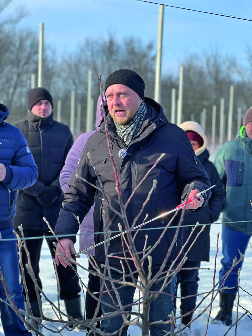 «Школа агрономов-садоводов». С. Мальгин на мастер-классе по обрезке сада