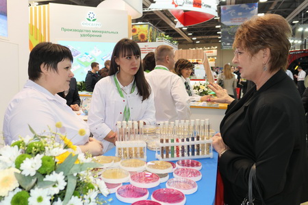 Сотрудники лаборатории консультируют посетителей стенда «Августа»