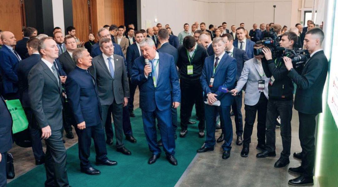 . Усков рассказывает Раису Татарстана Р. Минниханову о развитии «Августа» в республике