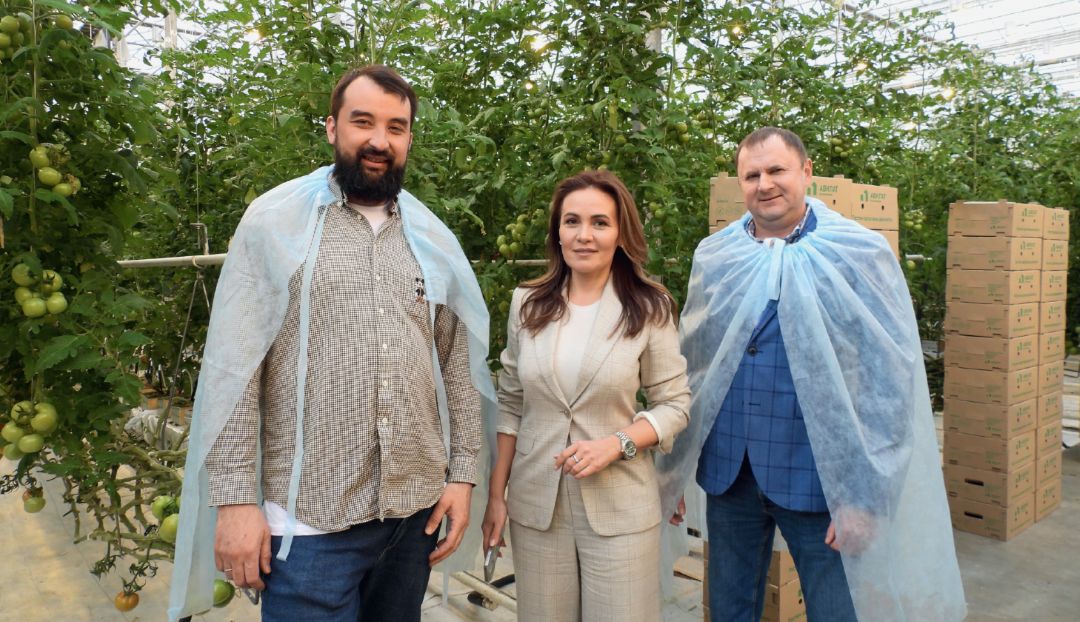 Слева направо: Р. Р. Даянов, Ш. М. Хабибрахманова, Р. Р. Хакимов