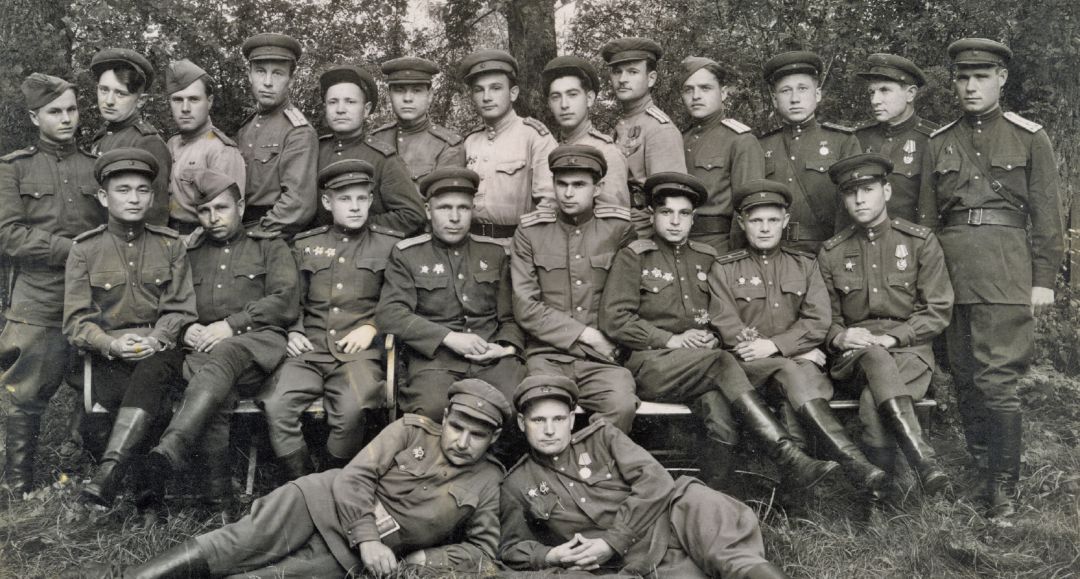 М. Б. Люльев (сидит в первом ряду третий справа)