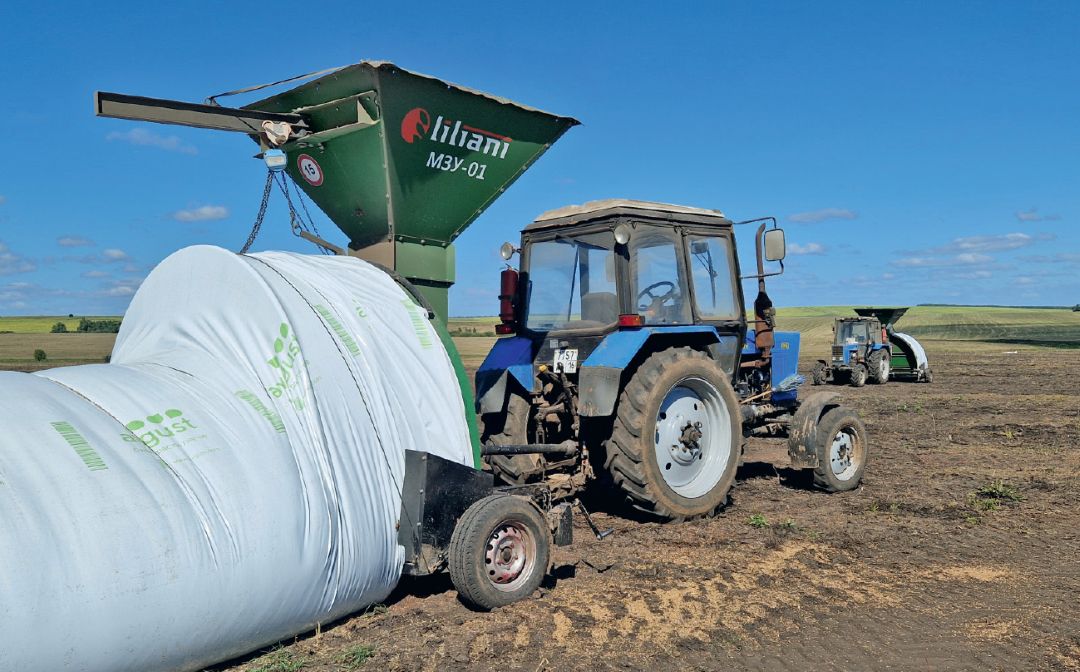 Загрузка зерна в рукава в агрофирме УК «Август-Агро»