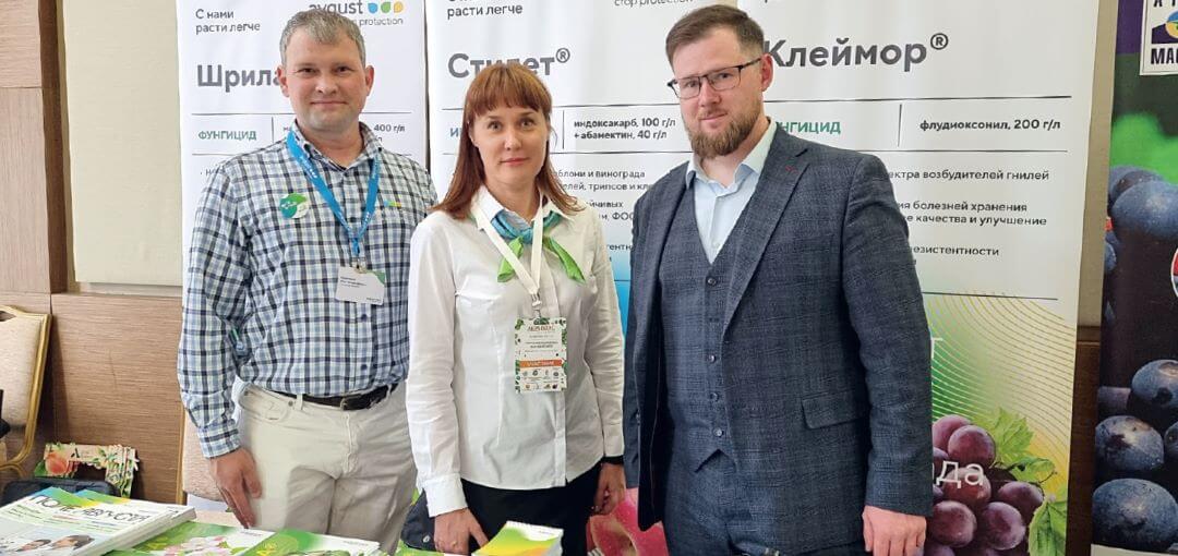 Слева направо: И. В. Харитонов, С. В. Кононенко и Т. А. Акимов