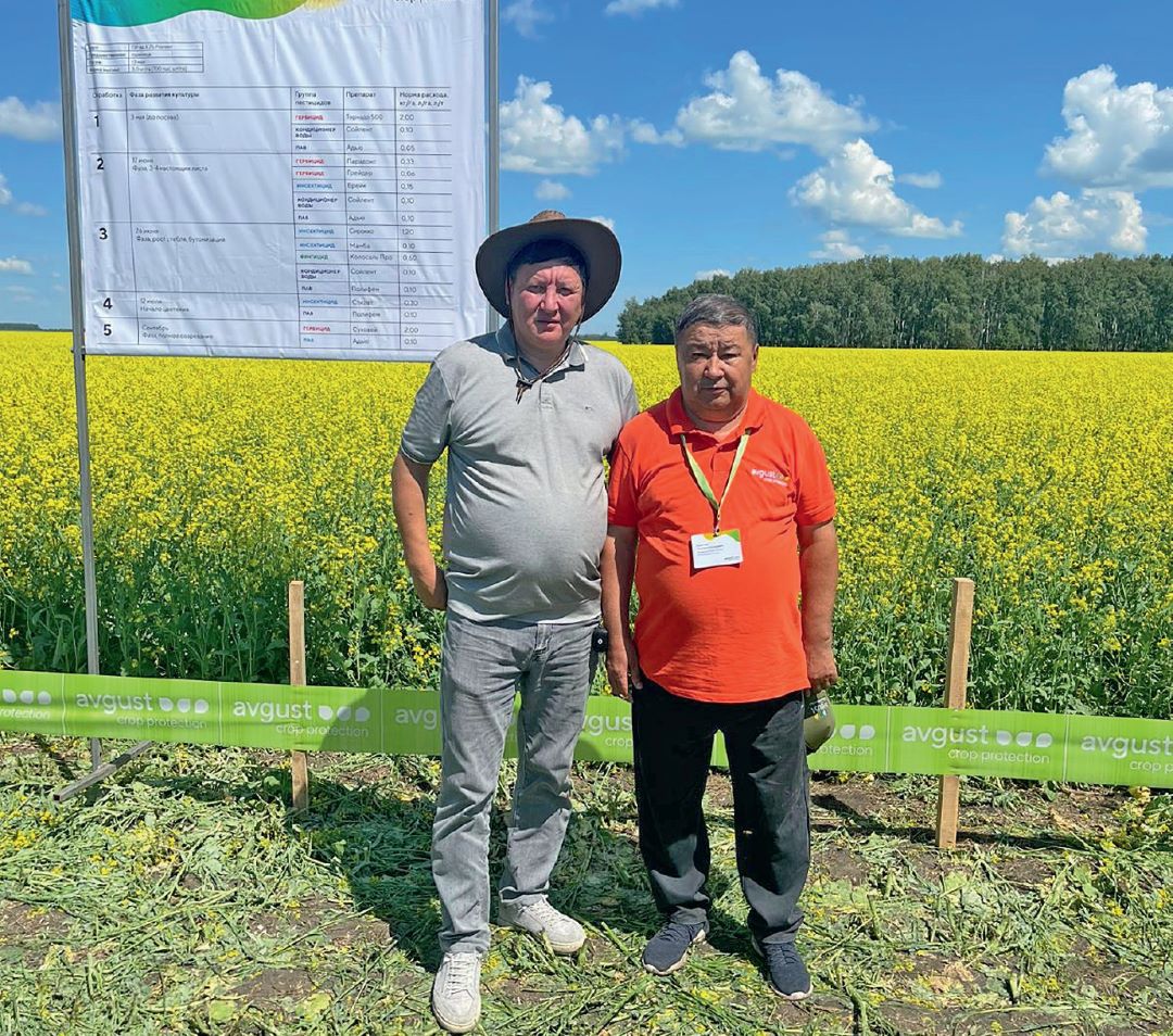 Б. Ш. Асенов (слева) с представителем ТОО «Август-Казахстан» Н. А. Канитаевым