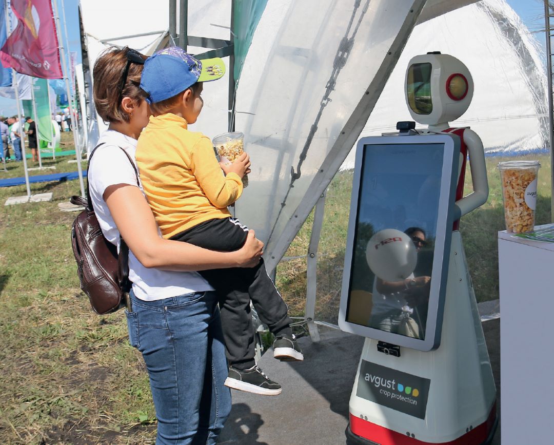 Сотрудники «АгроЛаборатории-Ливны» на стенде