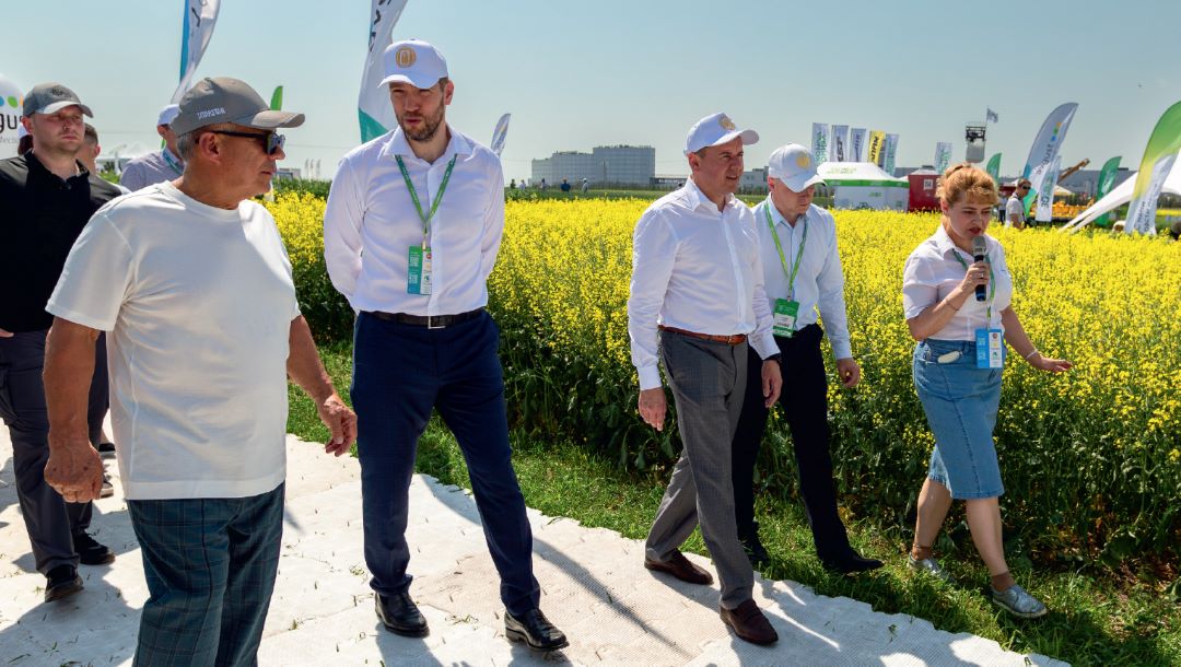 Официальная делегация во главе с раисом РТ Р. Миннихановым на «августовской» полевой экспозиции