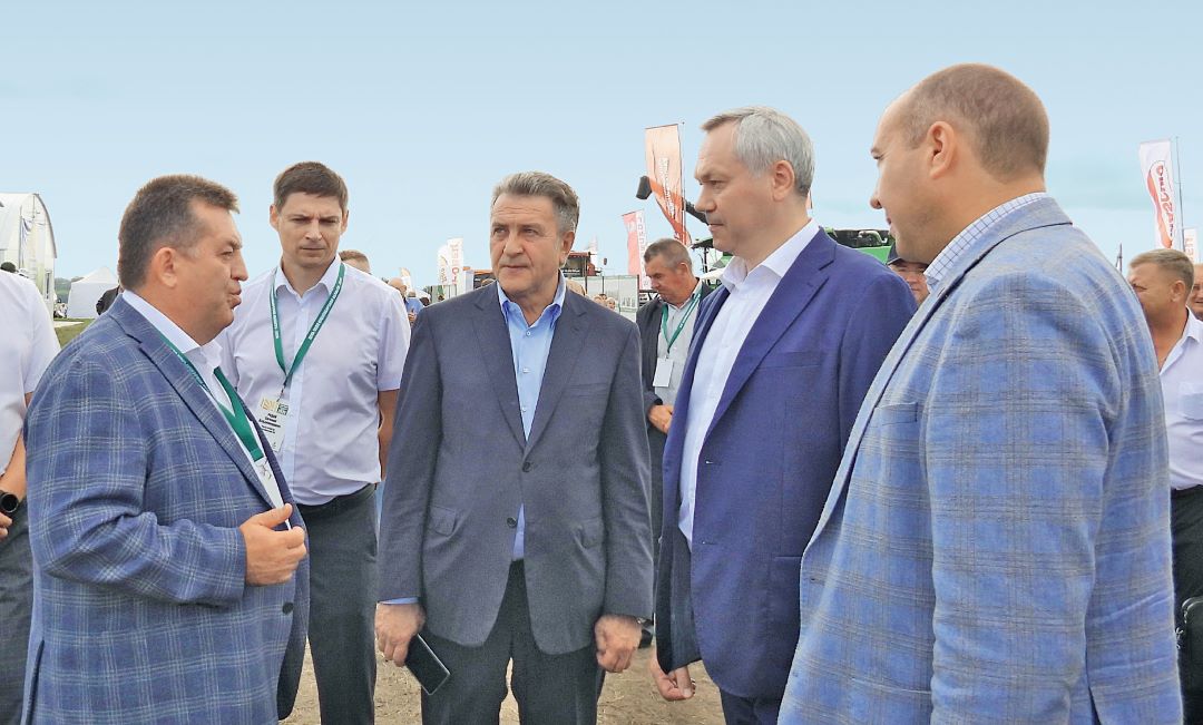 День поля Новосибирской области-2024, второй справа – губернатор региона А. А. Травников