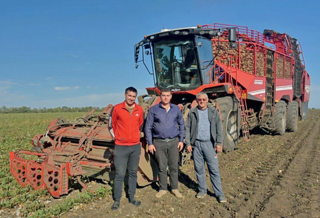 А. А. Онищенко (в центре) на уборке сахарной свеклы