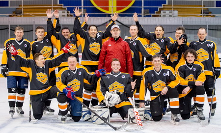 Хоккейная команда «Компак» в ледовом дворце 