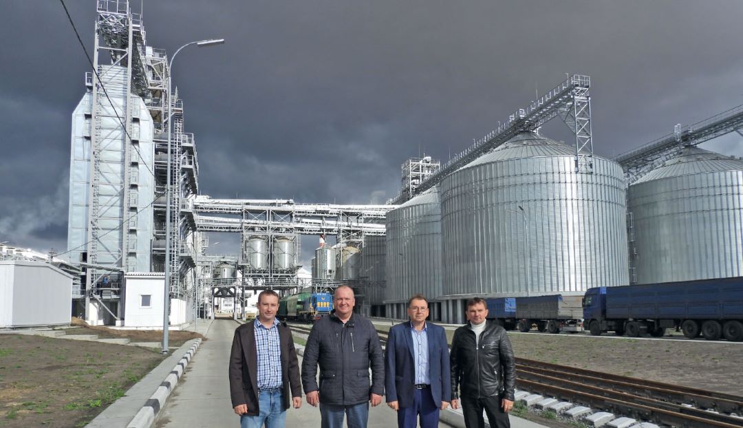 Справа налево: Р. В. Кондратьев, С. В. Пятахин, В. Ю. Шумилин (менеджер по ключевым клиентам) и Р. П. Немтинов